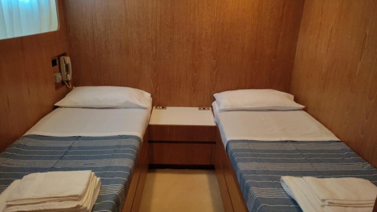Boat & Breakfast Lucretia, Luxury Yacht Hotel Àrbatax Exterior foto