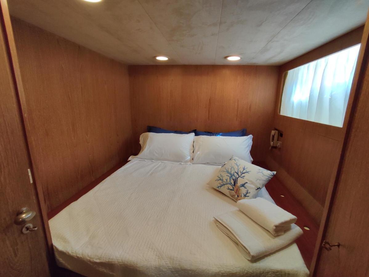 Boat & Breakfast Lucretia, Luxury Yacht Hotel Àrbatax Exterior foto